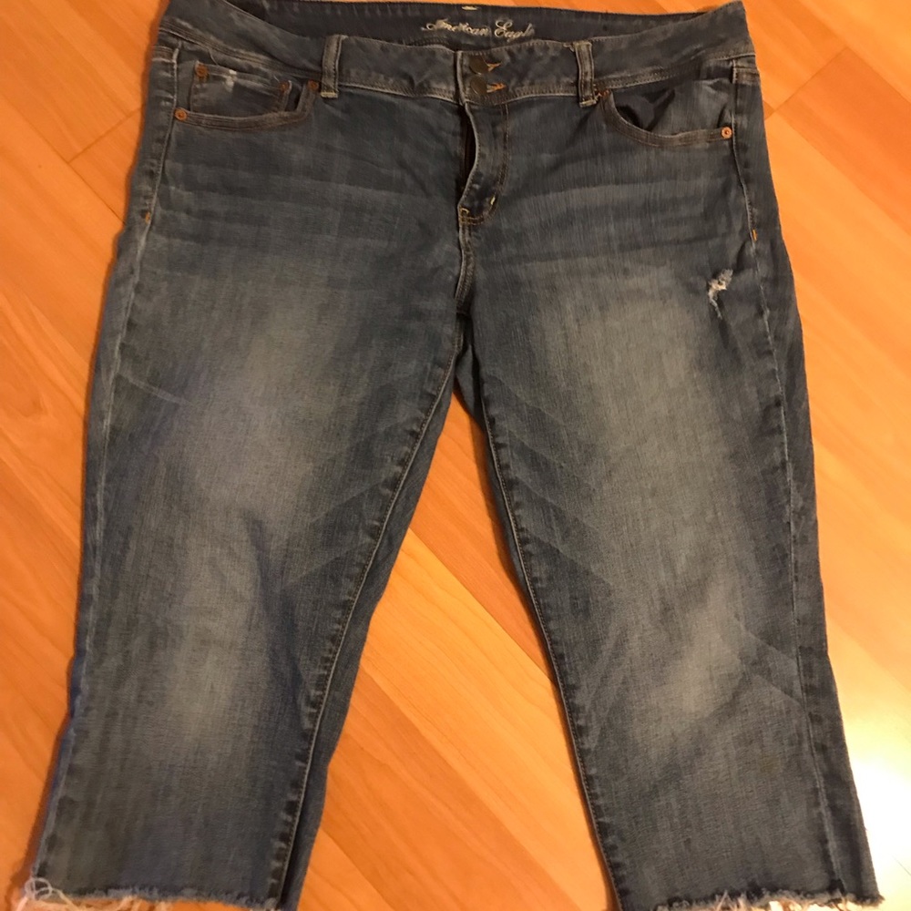 American Eagle 18 Cut off Destructed Capris, Used